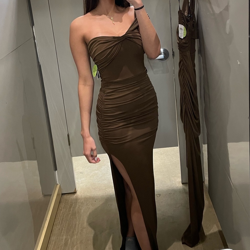 Size 4, long dress for tall women 5’9-5’10. Only wore once! Like new